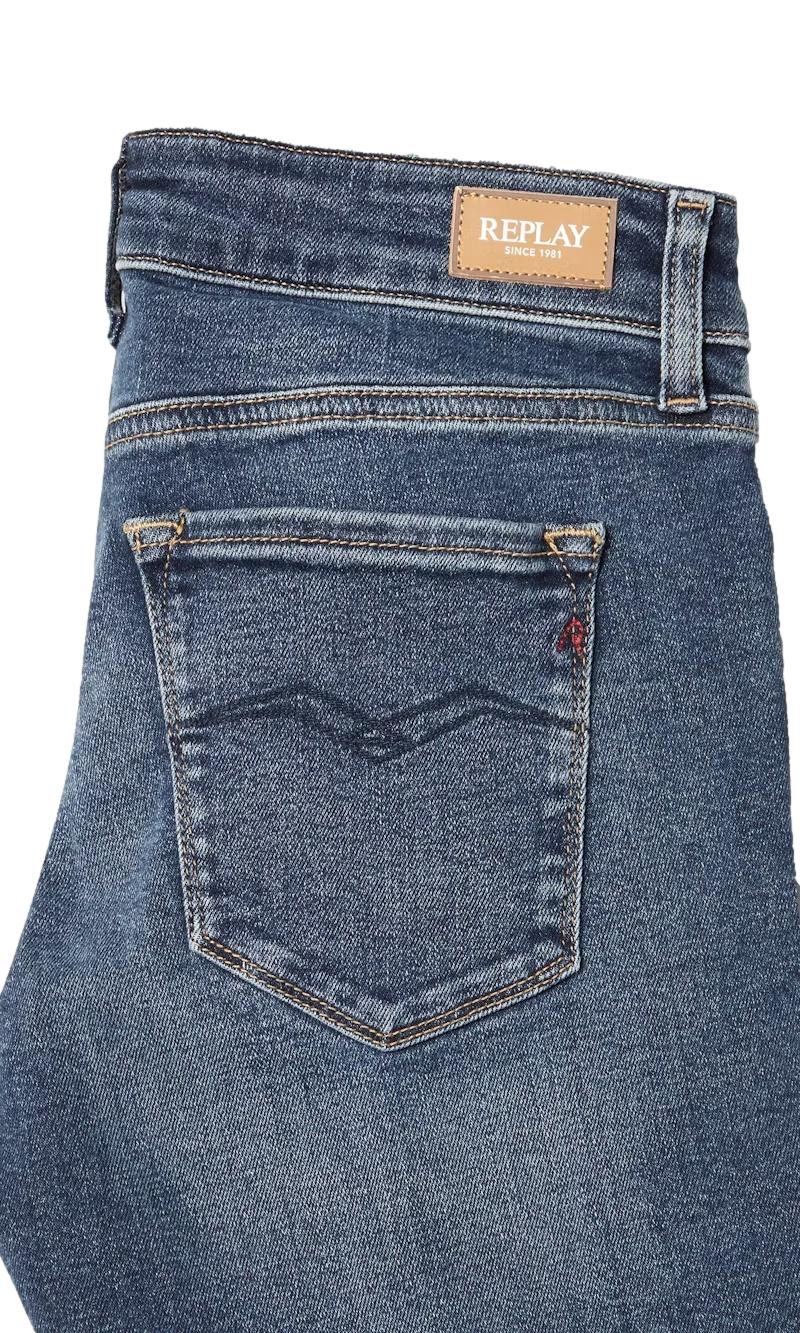 Replay New Luz bootcut jeans i denim, vises på modell med klassisk passform og lyseblå farger, perfekt for en avslappet stil