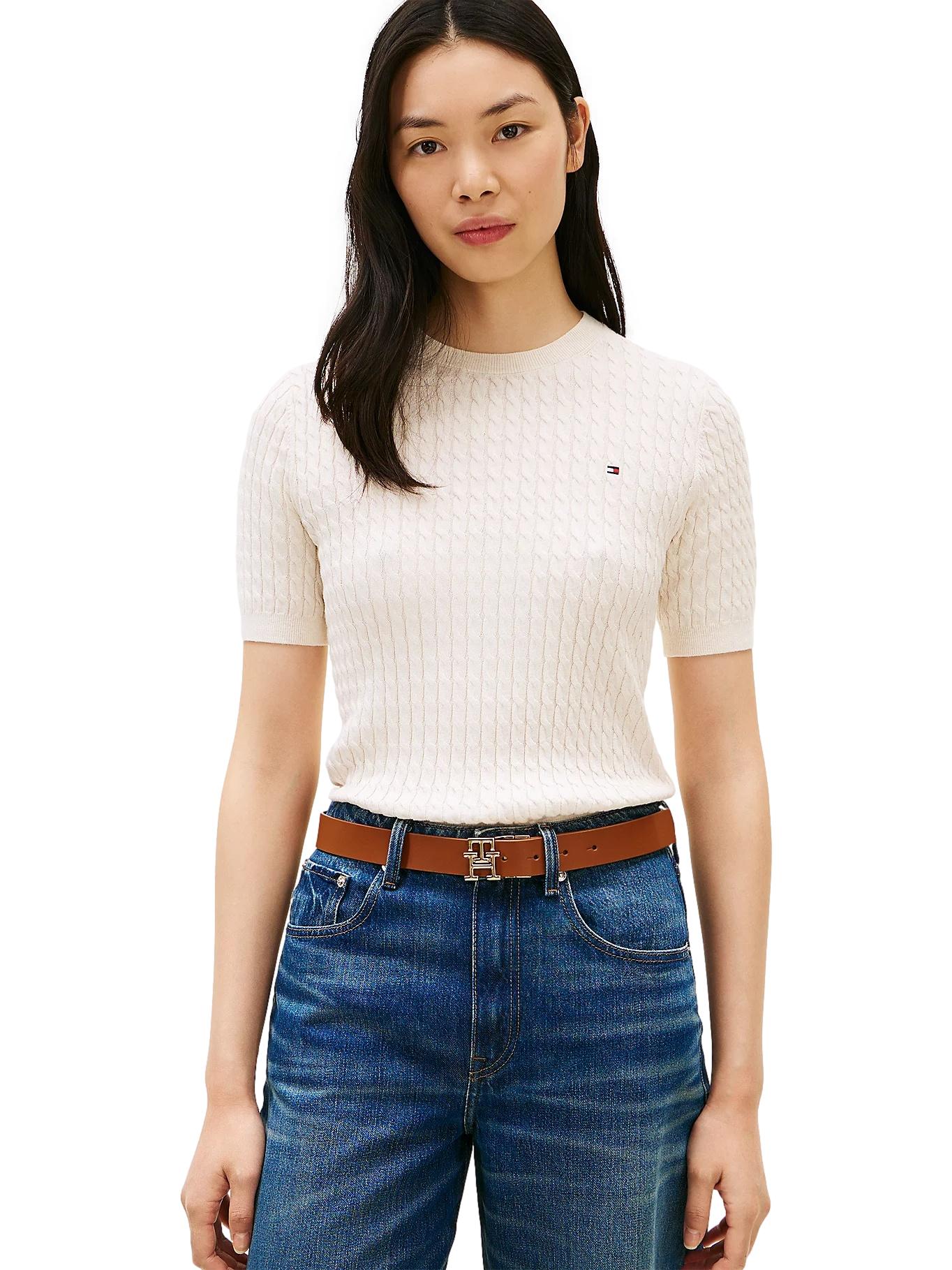 Lys-beige Tommy Hilfiger genser med kabelstrikk og korte ermer, komfortabel og stilfull for hverdagsbruk.