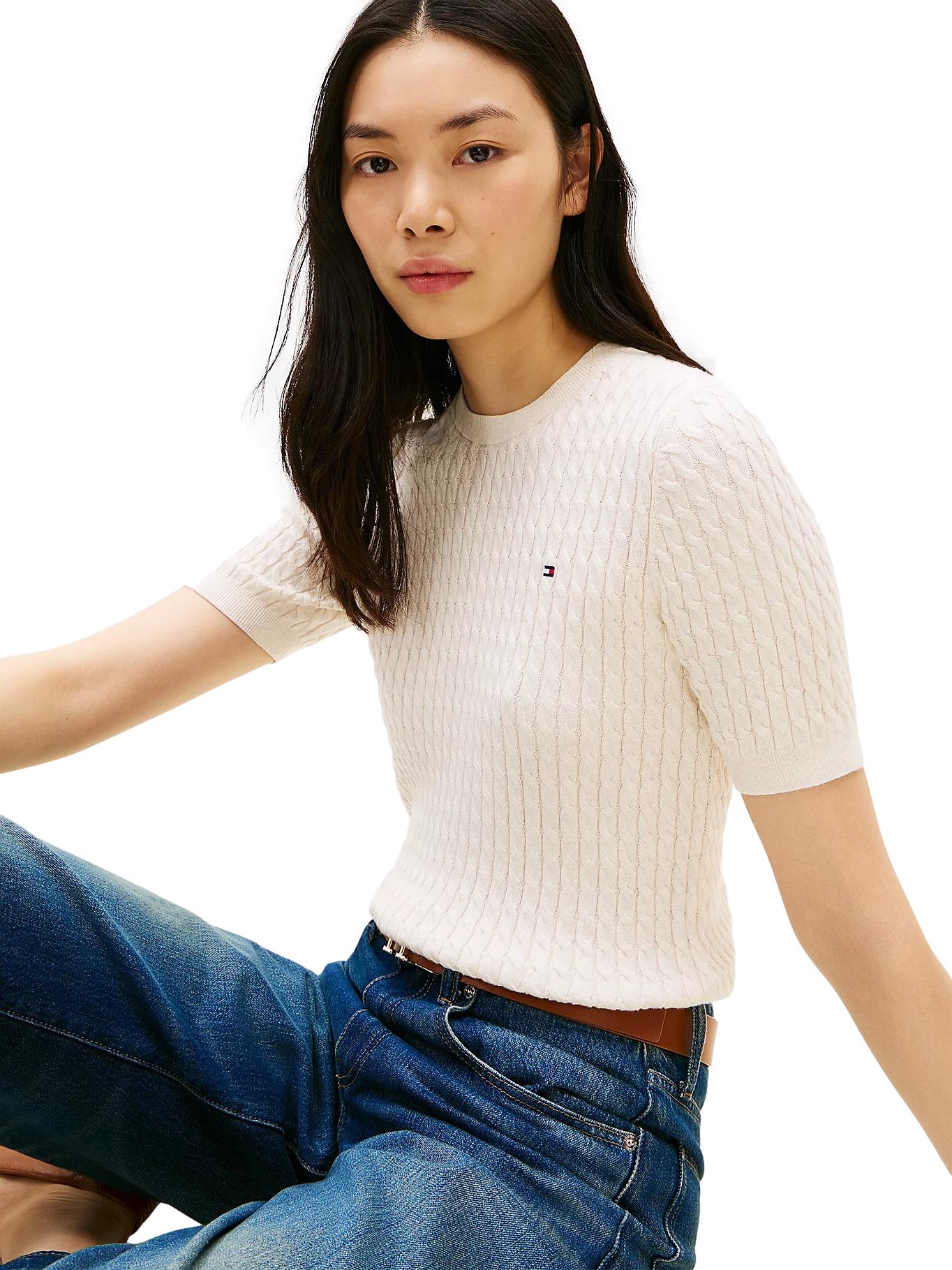 Lys-beige Tommy Hilfiger genser med kabelstrikk og korte ermer, myk og komfortabel for casual bruk.
