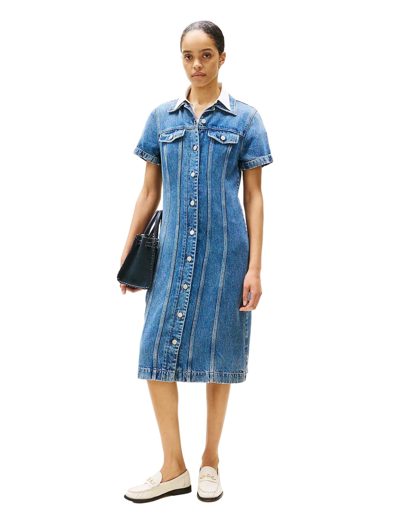 Tommy Hilfiger denim kjole med kort ermål, midi lengde og skjortebluse-design i klassisk blå denim.
