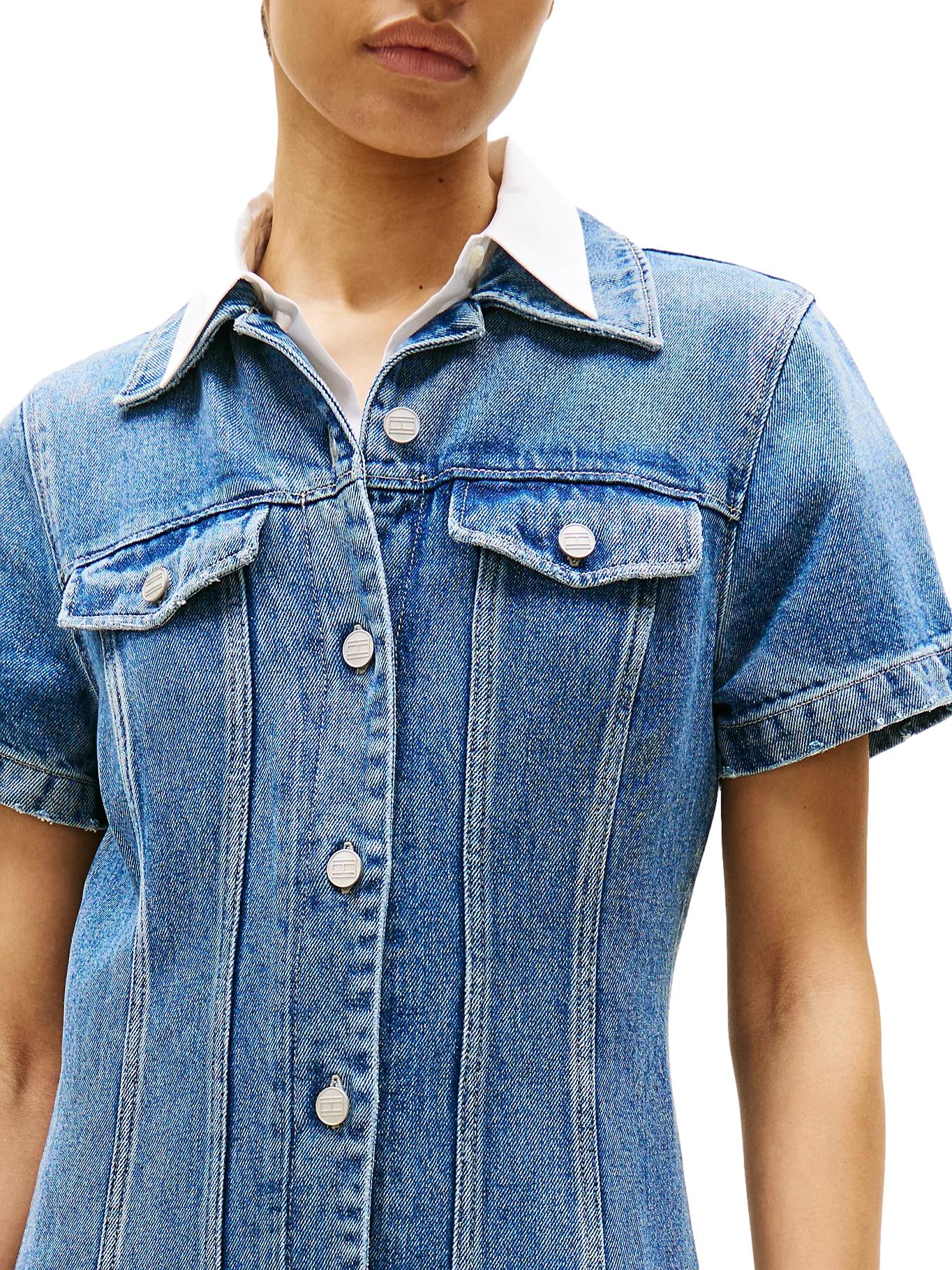 Tommy Hilfiger denim skjortekjole med kort erm, midi-lengde og klassisk design, perfekt for casual antrekk.