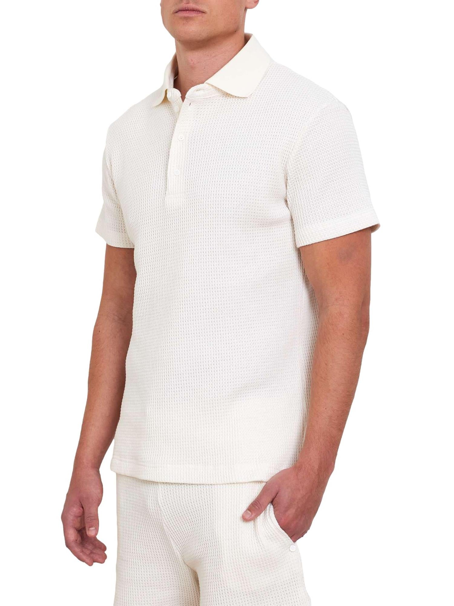 We Norwegians Waffle Polo T-skjorte for menn i off-white med waffle-tekstur, komfortabel og stilfull casual t-skjorte.