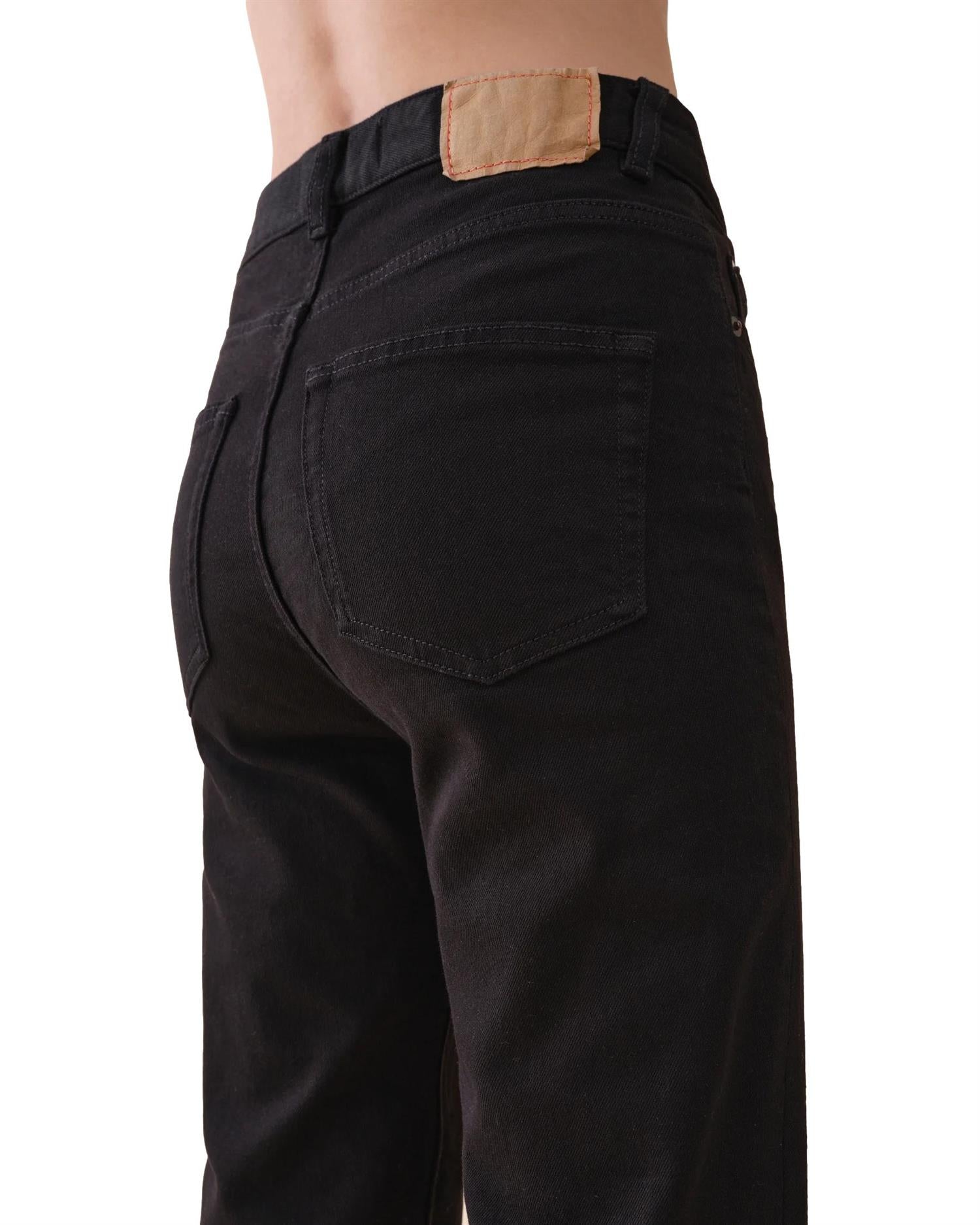Sort Jeanerica Eiffel bukse i denim med klassisk passform og synlige sømmer, vist fra siden.